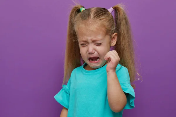 Αναστατωμένο Κοριτσάκι Χτύπησε Χέρι Της Και Κλαίει Μωβ Φόντο Παιδική — Φωτογραφία Αρχείου