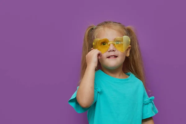 Ritratto Bambina Che Indossa Abiti Leggeri Occhiali Isolati Sfondo Viola — Foto Stock