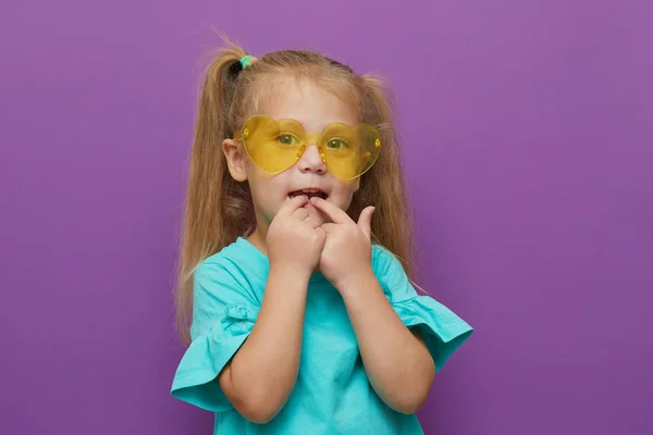 Ritratto Bambina Che Indossa Abiti Leggeri Occhiali Isolati Sfondo Viola — Foto Stock