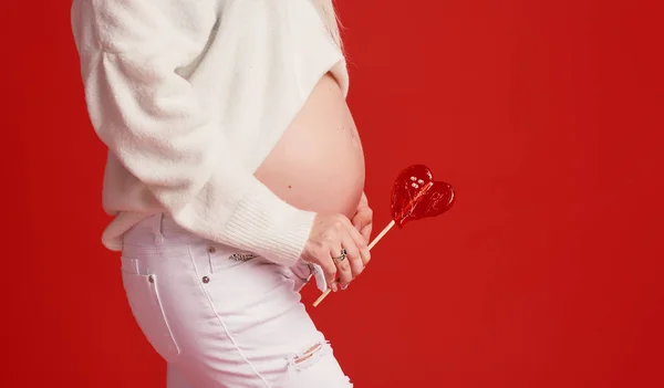 Zdraví Žen Pediatrie Detailní Záběr Těhotné Ženy Břicho Izolovaném Červeném — Stock fotografie