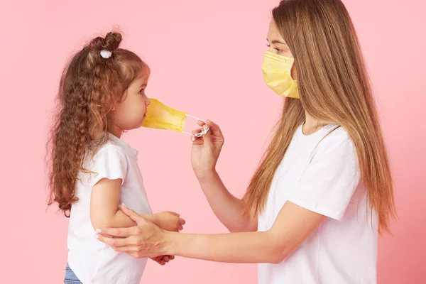 Merawat Orang Yang Dicintai Ibu Muda Menempatkan Putri Topeng Pelindung — Stok Foto