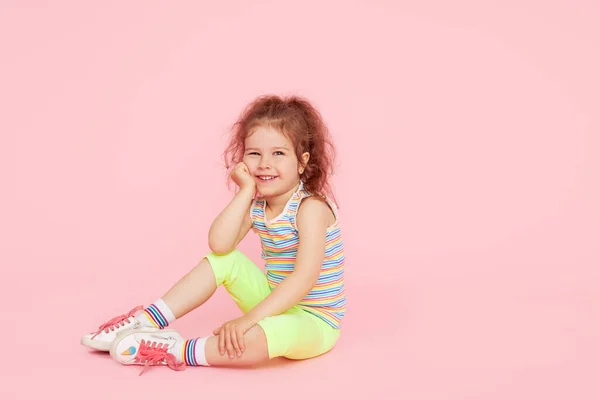 Portré Meglepett Aranyos Kis Csecsemő Lány Gyermek Felett Rózsaszín Háttér — Stock Fotó