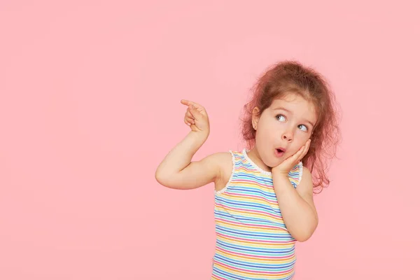 Ritratto Sorpresa Carino Bambino Bambina Sfondo Rosa Guardando Telecamera Punta — Foto Stock