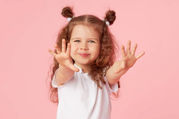 Πορτρέτο Του Έκπληκτος Χαριτωμένο Μικρό Παιδί Κοριτσάκι Πάνω Από Ροζ — Φωτογραφία Αρχείου