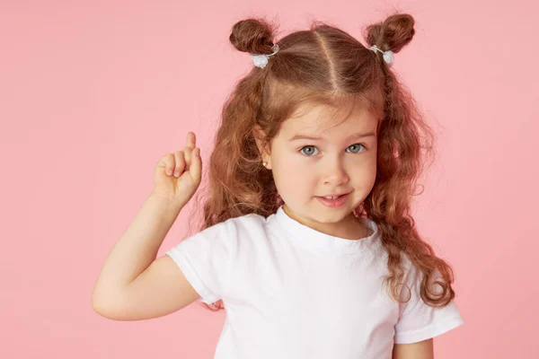 Retrato Criança Menina Menina Bonito Surpreso Sobre Fundo Rosa Olhar — Fotografia de Stock