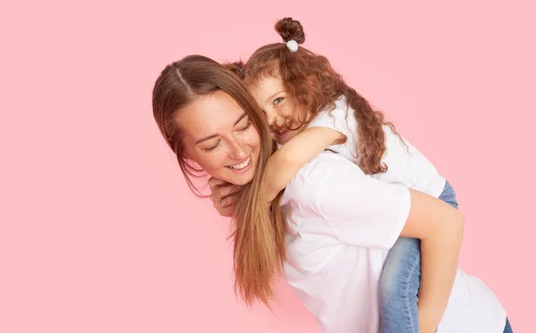 Mom Giving Piggyback Ride Little Daughter White Shirts Jeans Play — Stock Photo, Image