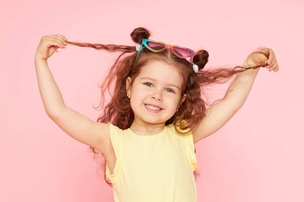 Retrato Uma Criança Feliz Menina Bonito Com Rosto Engraçado Fundo — Fotografia de Stock