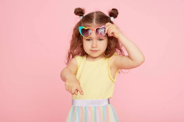 Portré Meglepett Aranyos Kislányról Napszemüvegben Rózsaszín Háttérrel Gyerek Modell Érezd — Stock Fotó