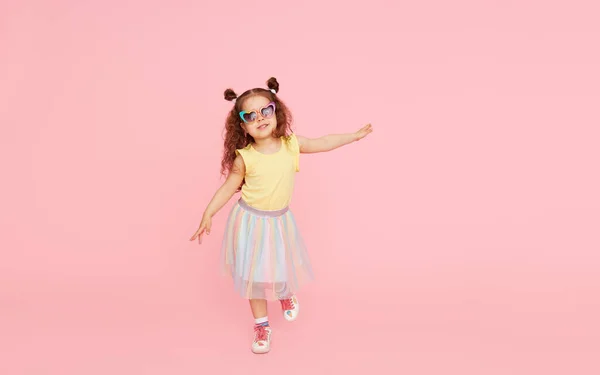 Retrato Niña Linda Sorprendida Gafas Sol Sobre Fondo Rosa Modelo —  Fotos de Stock