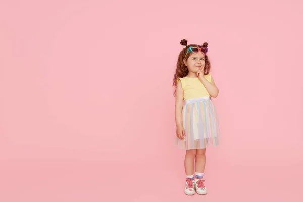 Retrato Menina Pequena Fofa Surpresa Óculos Sol Sobre Fundo Rosa — Fotografia de Stock