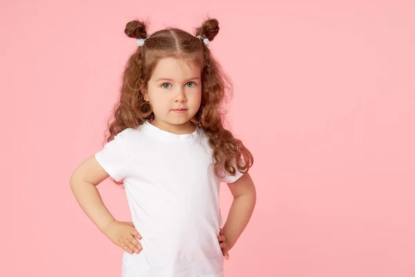 Aranyos Európai Kislányka Portréja Rózsaszín Háttérrel Nézem Kamerát Gyerek Modell — Stock Fotó
