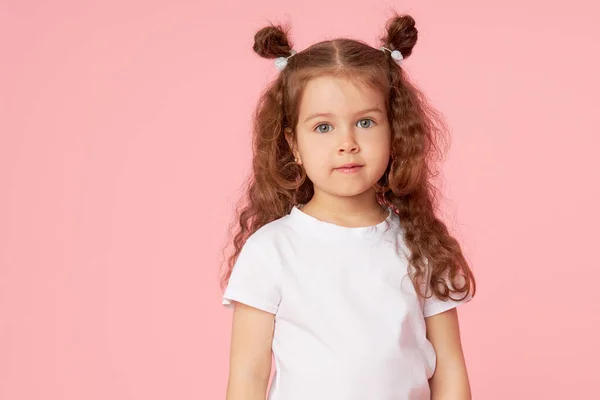 Retrato Bonito Europeu Pequena Menina Criança Sobre Fundo Rosa Olhar — Fotografia de Stock