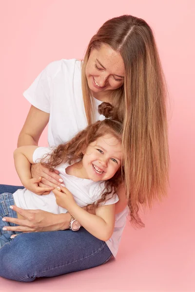 Gezinswaarden Mam Dochter Witte Shirts Jeans Spelen Knuffelen Een Roze — Stockfoto