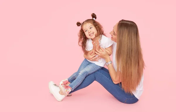 Gezinswaarden Mam Dochter Witte Shirts Jeans Spelen Knuffelen Een Roze — Stockfoto