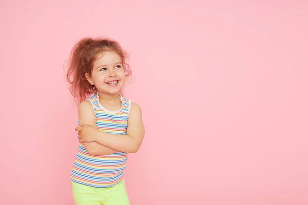 Retrato Niña Linda Con Una Sonrisa Blanca Como Nieve Dientes —  Fotos de Stock