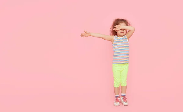 Виклики Дітей Дитяча Модель Повному Зростанні Рожевому Студійному Фоні Порожній — стокове фото