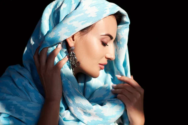 青いスカーフで東洋の外観の若い女性 完璧な化粧と手作りのアクセサリーとアラビア語やインドの女の子の美しさの肖像画 — ストック写真
