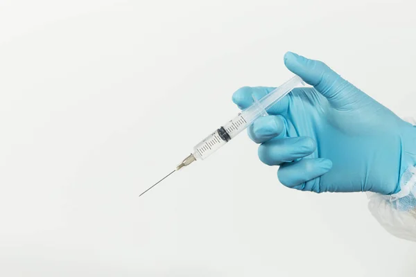 青いニトリル手袋 保護マスクの男性医師は 注射用のワクチンボトルと注射用注射器を保持しています コロナウイルスワクチンの概念 — ストック写真