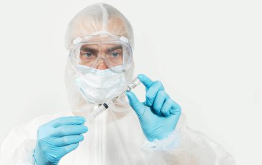 Biyolojik tehlike. Çin koronavirüsü salgını. Koruyucu giysili ve maskeli doktor şırınga ve aşı tutuyor. Grip aşısı, koronavirüs, ebola, tüberküloz. 