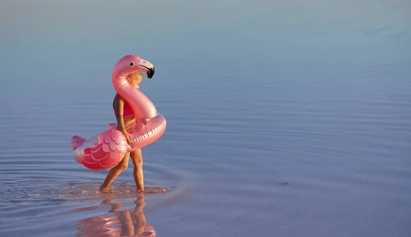 Linda Niña Traje Baño Rosa Descansando Con Flamenco Rosa Inflable — Foto de Stock