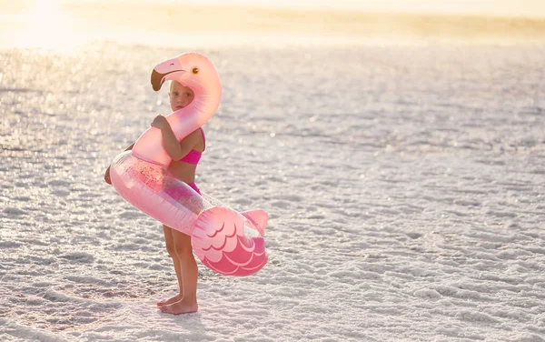 Fim Verão Menina Criança Triste Bonito Maiô Rosa Detém Flamingo — Fotografia de Stock