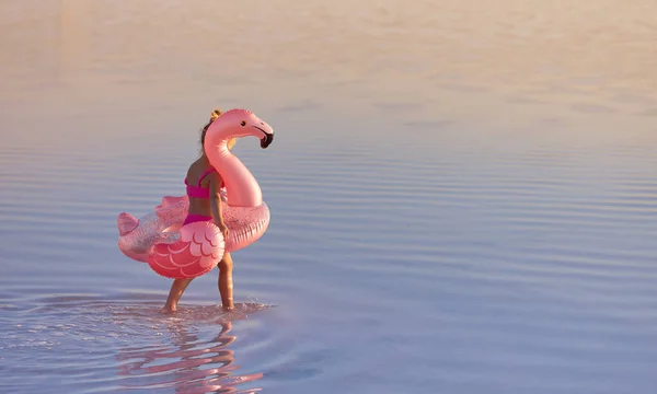 Cute Little Girl Dziecko Różowym Stroju Kąpielowym Odpoczynku Nadmuchiwanym Różowym — Zdjęcie stockowe