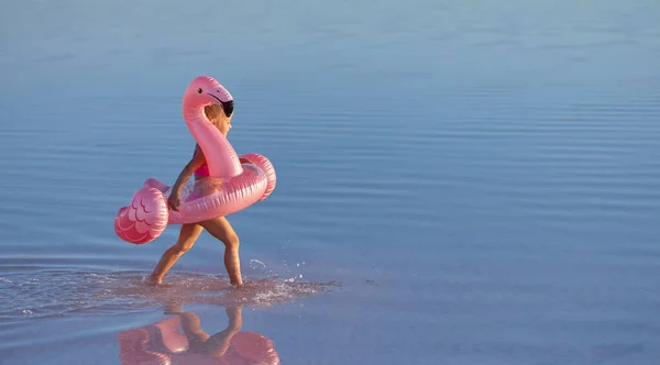 Menina Bonito Maiô Rosa Descansando Com Flamingo Rosa Inflável Praia — Fotografia de Stock