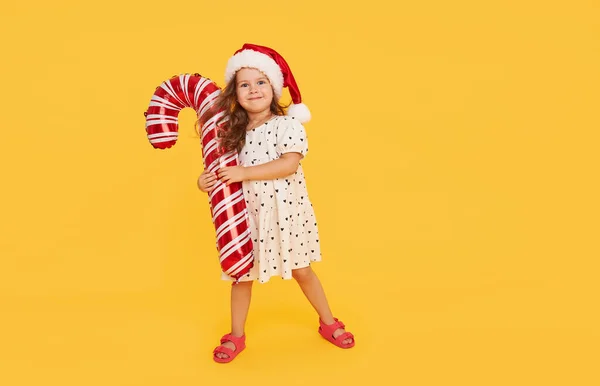 Una Niña Linda Con Vestido Elegante Sombrero Santa Tiene Una — Foto de Stock