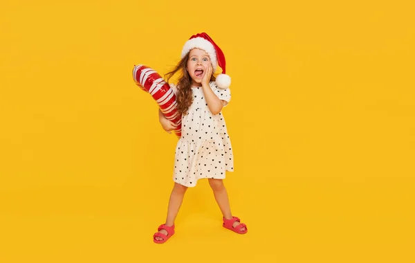 Una Niña Linda Con Vestido Elegante Sombrero Santa Tiene Una — Foto de Stock