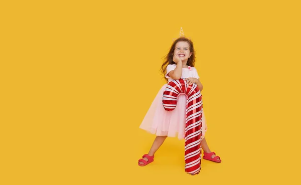 Roztomilé Holčička Dítě Luxusních Šatech Santa Klobouk Drží Nafukovací Tvar — Stock fotografie