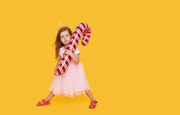 Una Niña Linda Con Vestido Elegante Sombrero Santa Tiene Una — Foto de Stock