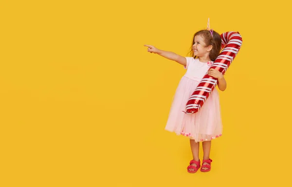 Una Niña Linda Con Vestido Elegante Sombrero Santa Tiene Una — Foto de Stock