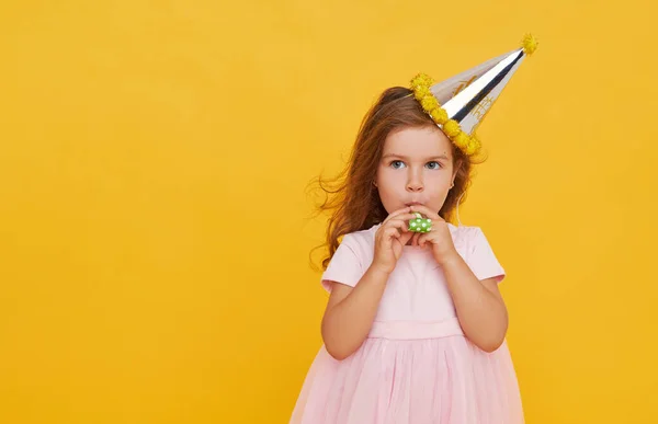 Ώρα Για Πάρτι Ένα Χαρούμενο Κοριτσάκι Εορταστικό Καπέλο Και Κομψό — Φωτογραφία Αρχείου