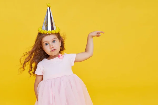 Hora Festa Uma Menina Pequena Bonito Alegre Boné Festivo Vestido — Fotografia de Stock