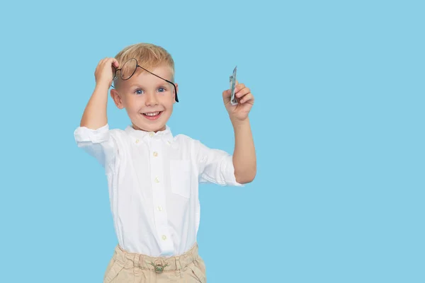 Slimme Jongen Met Een Bril Een Wit Shirt Heeft Een — Stockfoto