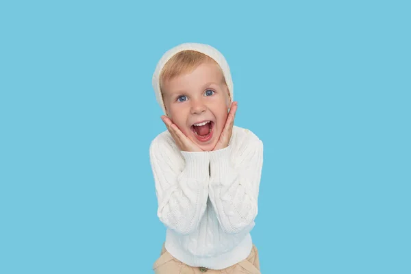 Πρόσωπο Χαριτωμένο Μικρό Ξανθό Αγόρι Ένα Ζεστό Λευκό Καπέλο Και — Φωτογραφία Αρχείου