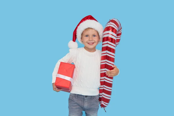크리스마스 모자를 스러운 아이의 웃음이 분리되었습니다 상자랑 사탕을 숨겨놨지 휴일을 — 스톡 사진