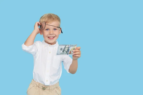 Έξυπνο Παιδί Γυαλιά Και Λευκό Πουκάμισο Κρατά Χαρτονόμισμα Μπλε Φόντο — Φωτογραφία Αρχείου