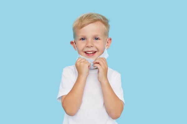 Einde Quarantaine Portret Van Schattige Kleine Jongen Verwijdert Het Beschermende — Stockfoto