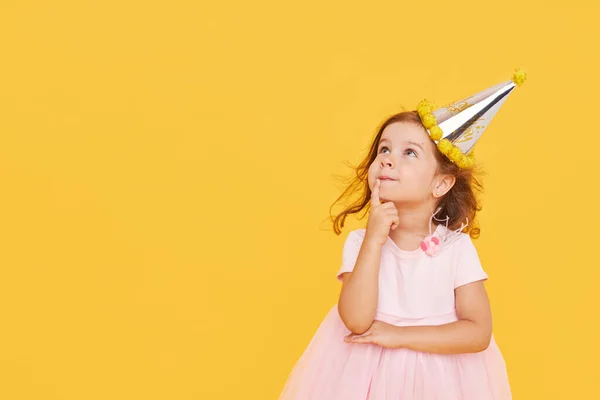 Hora Festa Uma Menina Alegre Boné Festivo Vestido Elegante Comemora — Fotografia de Stock