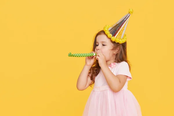 Est Parti Une Joyeuse Petite Fille Coiffée Une Casquette Festive — Photo