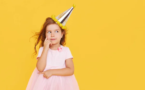 Hora Fiesta Una Niña Alegre Con Una Gorra Festiva Vestido — Foto de Stock