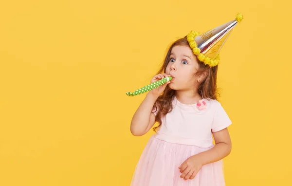 Hora Festa Uma Menina Alegre Boné Festivo Vestido Elegante Comemora — Fotografia de Stock