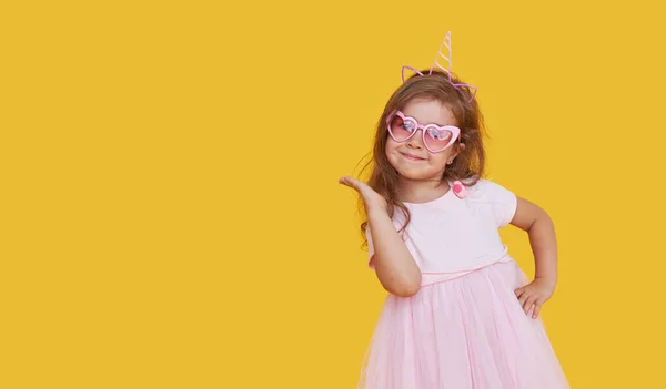 Bonito Modelo Menina Criança Com Cabelo Ondulado Vestido Rosa Elegante — Fotografia de Stock