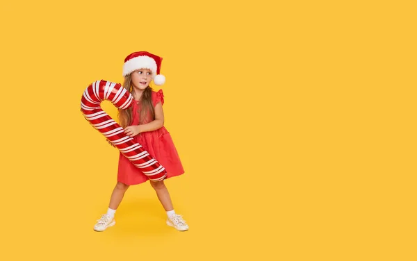 Una Niña Linda Con Vestido Elegante Sombrero Santa Tiene Una — Foto de Stock