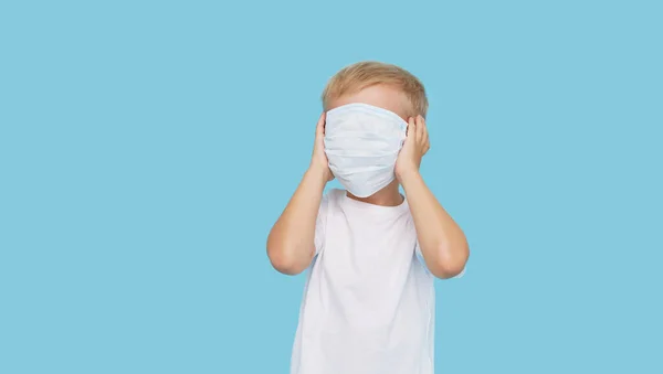 소년은 보호용 마스크로 얼굴을 가렸다 코로나 바이러스가 유행하는 검역을 한다는 — 스톡 사진