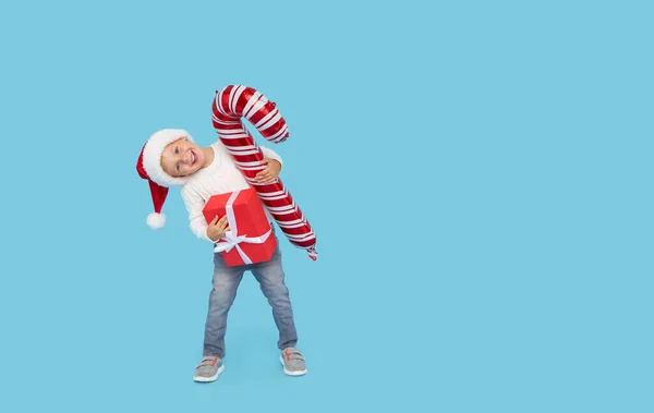 Retrato Niño Pequeño Satisfecho Sombrero Papá Noel Navidad Riendo Aislado — Foto de Stock