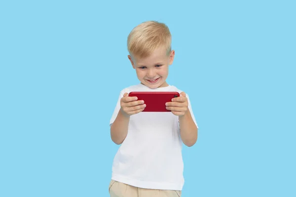 Niño Oloroso Lindo Con Teléfono Inteligente Sobre Fondo Azul Publicidad — Foto de Stock