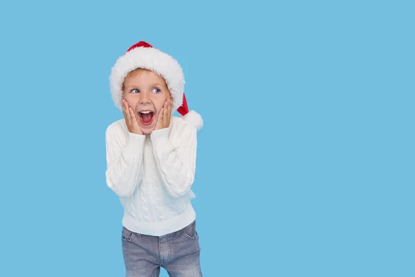 크리스마스 모자를 스러운 소년의 초상화 웃음이 분리되었습니다 얼굴이네 — 스톡 사진