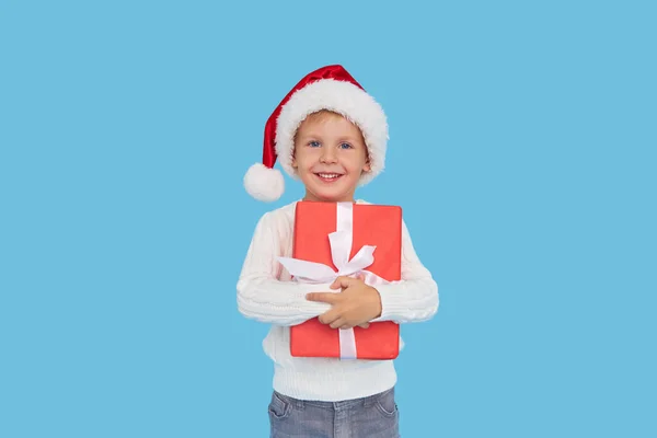 크리스마스 모자를 스러운 아이의 웃음이 분리되었습니다 상자를 숨긴다 휴일을 준비하는 — 스톡 사진
